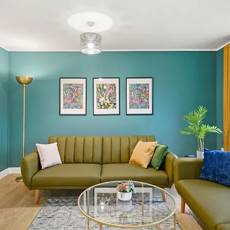 East London Townhouse Sleeps 7 With 1 Parking Space *