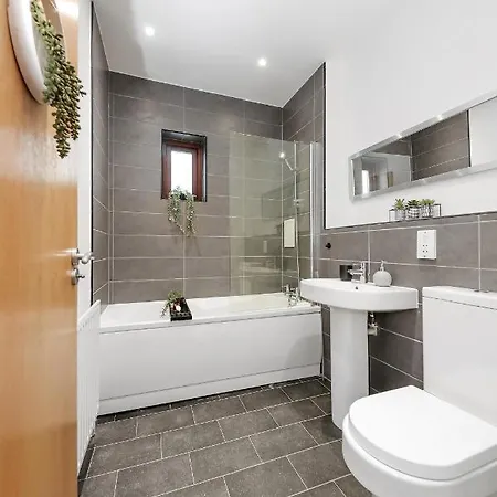 Eden: Cozy 2-bedroom By Maison Christo Apartment