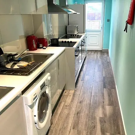 Letzi Premium Cozy Retreat Private En-suite Rooms, Heathrow Airport Hayes (Greater London)