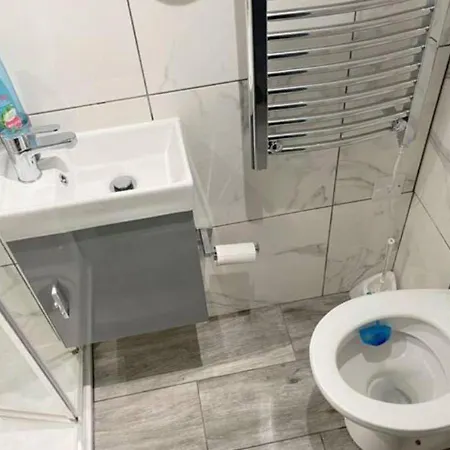 Letzi Premium Cozy Retreat Private En-suite Rooms, Heathrow Airport * Hayes (Greater London)