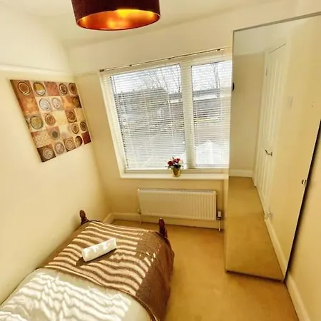 Elegant London With Free 5g Wi-fi, Garden, Workspace, Free Parking, Full Kitchen *