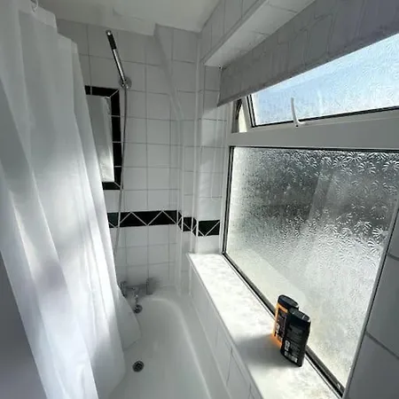 Apartment Elegant London With Free 5g Wi-fi, Garden, Workspace, Free Parking, Full Kitchen *