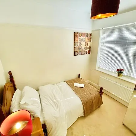 Elegant London With Free 5g Wi-fi, Garden, Workspace, Free Parking, Full Kitchen *