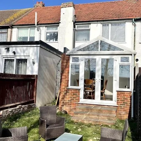 Elegant London With Free 5g Wi-fi, Garden, Workspace, Free Parking, Full Kitchen