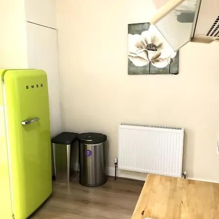 Elegant London With Free 5g Wi-fi, Garden, Workspace, Free Parking, Full Kitchen *