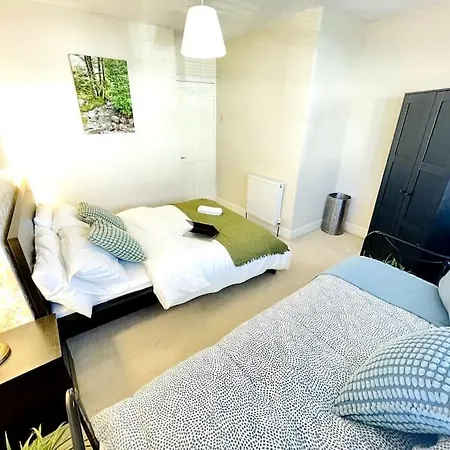 Elegant London With Free 5g Wi-fi, Garden, Workspace, Free Parking, Full Kitchen *
