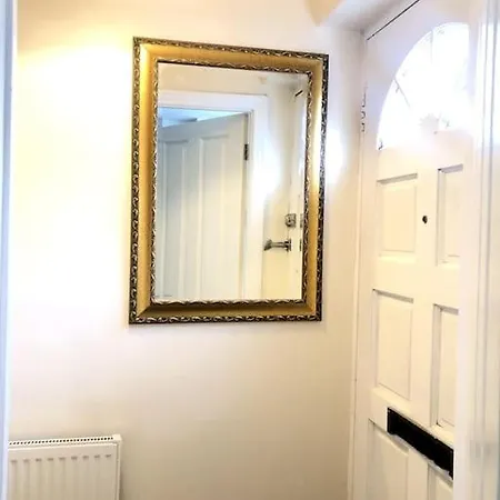 Elegant London With Free 5g Wi-fi, Garden, Workspace, Free Parking, Full Kitchen *