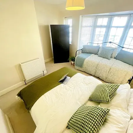 Apartment Elegant London With Free 5g Wi-fi, Garden, Workspace, Free Parking, Full Kitchen *