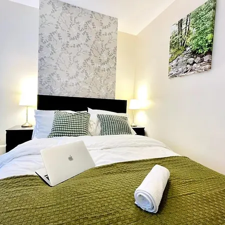 Elegant London With Free 5g Wi-fi, Garden, Workspace, Free Parking, Full Kitchen Welling