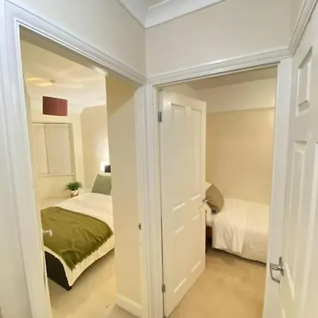 Elegant London With Free 5g Wi-fi, Garden, Workspace, Free Parking, Full Kitchen *