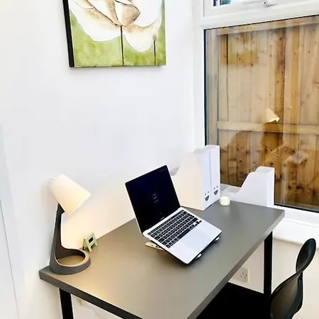 Elegant London With Free 5g Wi-fi, Garden, Workspace, Free Parking, Full Kitchen Apartment