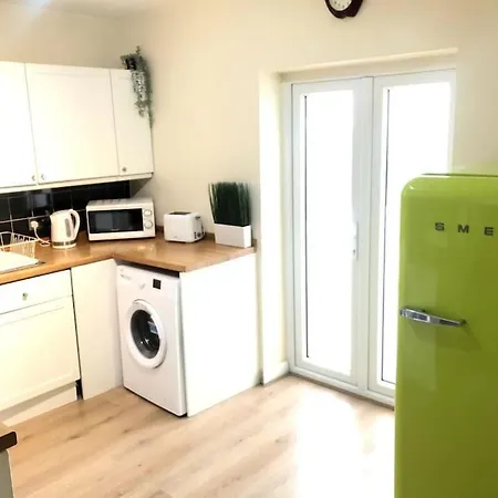 Elegant London With Free 5g Wi-fi, Garden, Workspace, Free Parking, Full Kitchen Welling