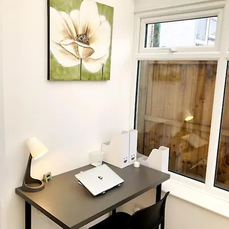 Apartment Elegant London With Free 5g Wi-fi, Garden, Workspace, Free Parking, Full Kitchen *