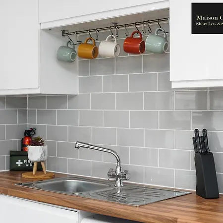 Eden: Cozy 2-bedroom By Maison Christo Apartment
