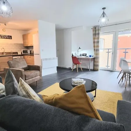 Spacious 5 Min Walk To Leytonstone Underground Station And 5 Stops To Zone 1 Apartment *