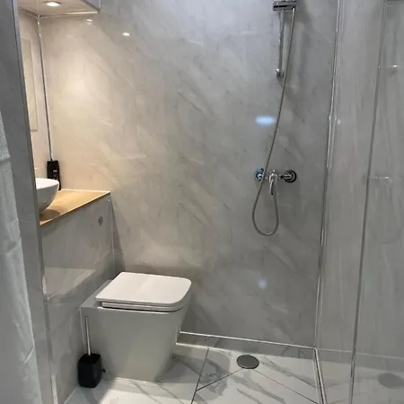 Apartment Plough Way Flat *