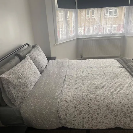 Hameway House- Stunning 4 Bedroom House With A Spacious Kitchen *