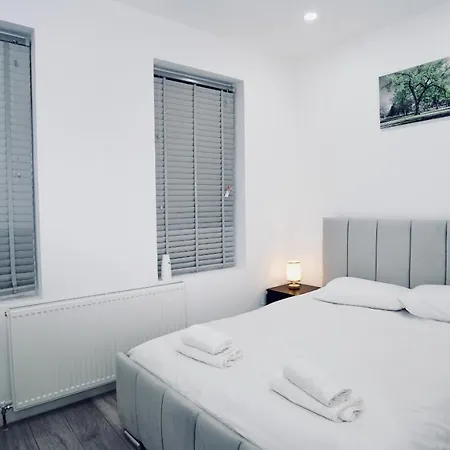Apartment E2m Stays Lovely Apt Close To Station With Free Parking *