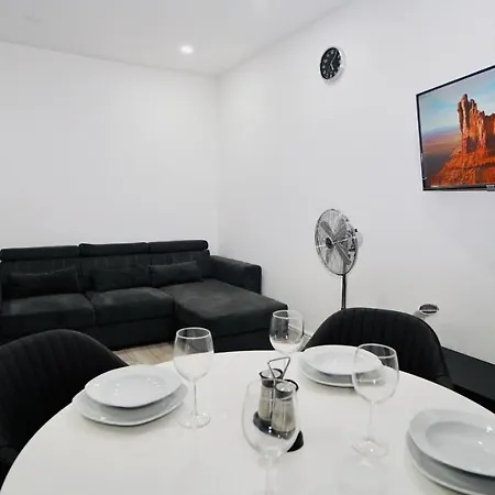 E2m Stays Lovely Apt Close To Station With Free Parking *