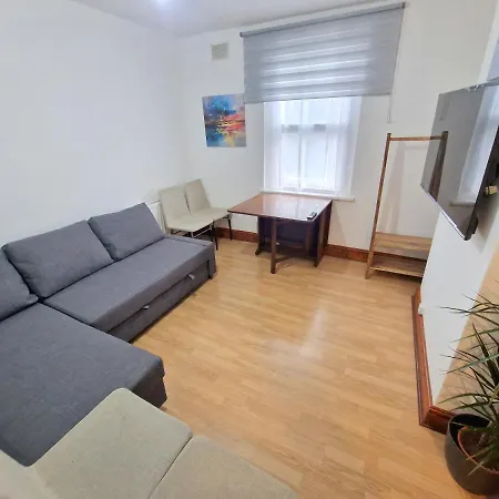 Two Bedroom Near Lewisham Station Apartment *