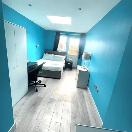 Letzi Premium Cozy Retreat Private En-suite Rooms, Heathrow Airport Hayes (Greater London)