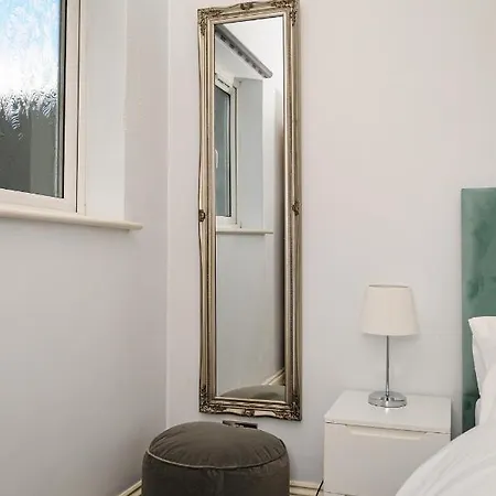 Luxury 5 Star - Parking, Garden, Nr Greater Metro Stations דירה