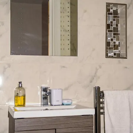 Luxury 5 Star - Parking, Garden, Nr Greater Metro Stations * לונדון