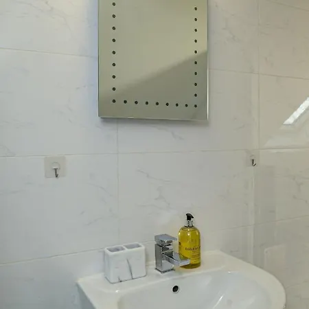 Luxury 5 Star - Parking, Garden, Nr Greater Metro Stations דירה *