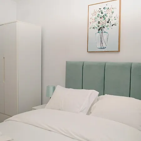 Luxury 5 Star - Parking, Garden, Nr Greater Metro Stations *