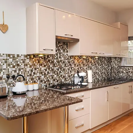 Luxury 5 Star - Parking, Garden, Nr Greater Metro Stations דירה *