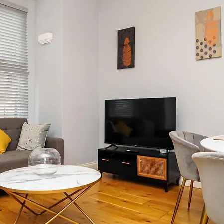 Luxury 5 Star - Parking, Garden, Nr Greater Metro Stations דירה