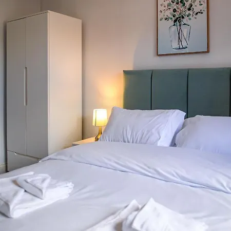 Luxury 5 Star - Parking, Garden, Nr Greater Metro Stations דירה *