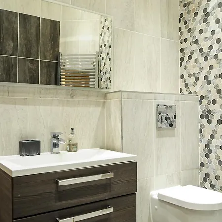 Luxury 5 Star - Parking, Garden, Nr Greater Metro Stations דירה *