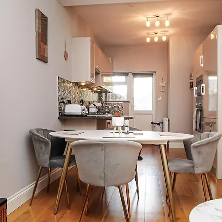 Luxury 5 Star - Parking, Garden, Nr Greater Metro Stations * לונדון