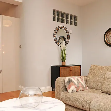 Luxury 5 Star - Parking, Garden, Nr Greater Metro Stations דירה