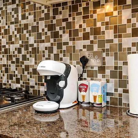 Luxury 5 Star - Parking, Garden, Nr Greater Metro Stations דירה לונדון