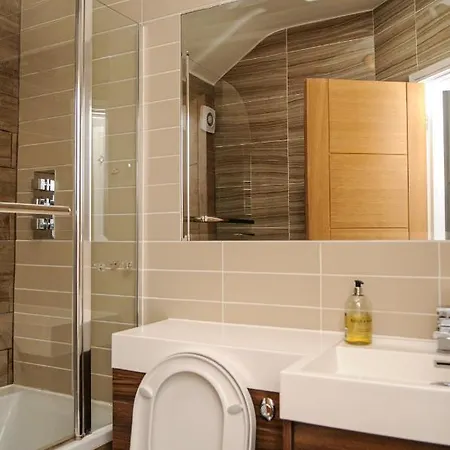 Luxury 5 Star - Parking, Garden, Nr Greater Metro Stations דירה *