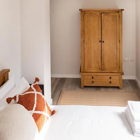 Amazing New Spacious In Se1 Apartment *