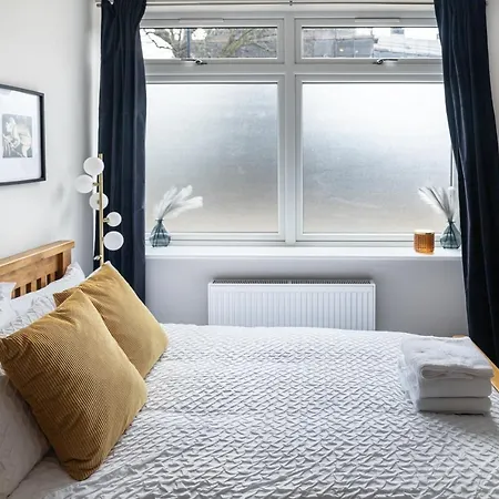 Amazing New Spacious In Se1 Apartment *