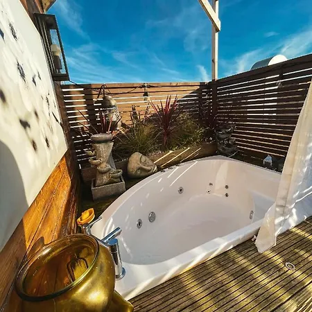 2 Bedroom Roof Terrace With Sauna Jakuzzi And Outdoor Cinema Apartment