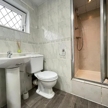 Deluxe Spacious In Beckton Homestay London