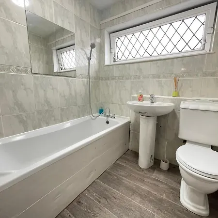 Deluxe Spacious In Beckton Homestay London