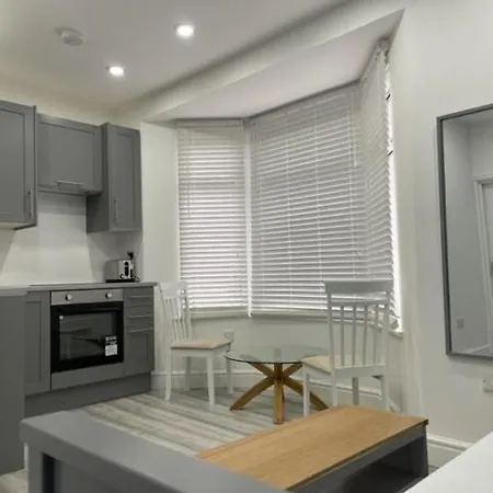 Apartment East Self Check In London