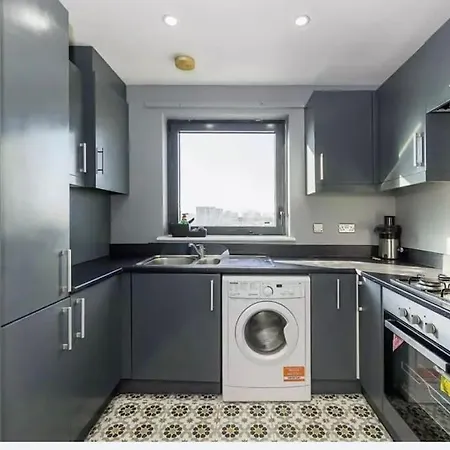 Luxury Canary Wharf Two Bedroom *rare * Apartment London