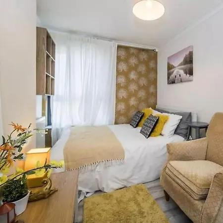 Luxury Canary Wharf Two Bedroom *rare * Apartment London