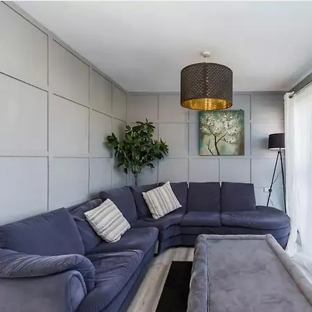 Luxury Canary Wharf Two Bedroom *rare * Apartment London