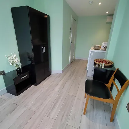 Letzi Premium Cozy Retreat Private En-suite Rooms, Heathrow Airport