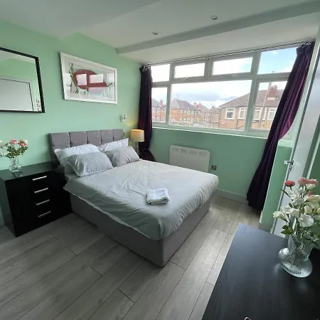 Letzi Premium Cozy Retreat Private En-suite Rooms, Heathrow Airport Pensión Hayes (Greater London)