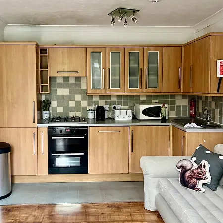 Large Balcony Opposite Rail Station Appartement Londres