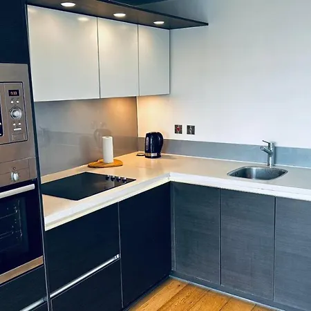 Lovely One Bedroom In Town Apartment *